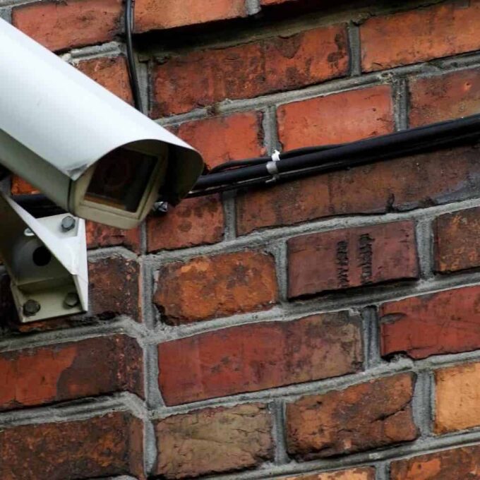 Kamera monitoringu na ceglanej ścianie