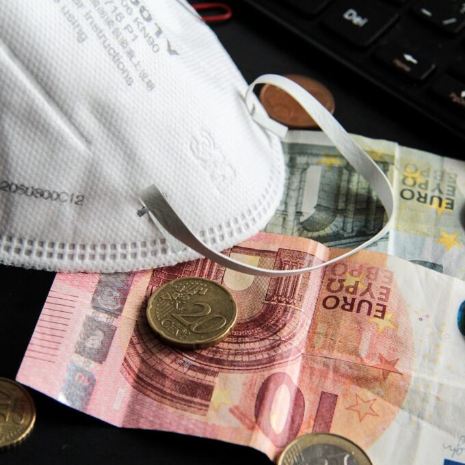 Maseczka ochronna, banknoty euro i monety