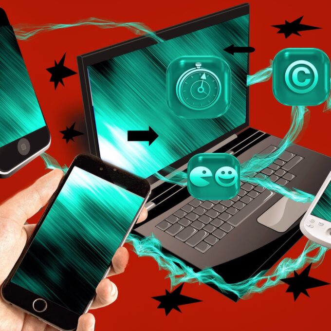 Smartfony, tablet i laptop połączone cyfrowymi ikonami