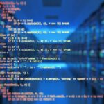 Wiersze kodu programu na niebieskim ekranie
