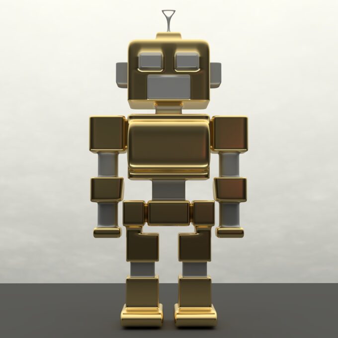 Drewniany robot na jasnym tle