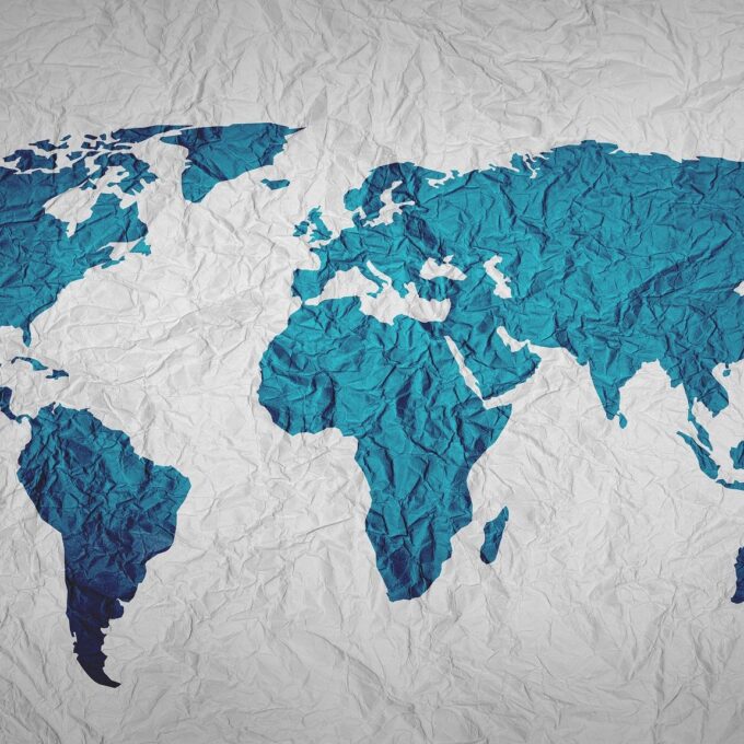 Mapa świata w niebieskich odcieniach