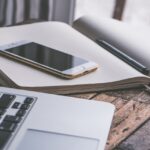 Notes, smartfon i laptop na biurku