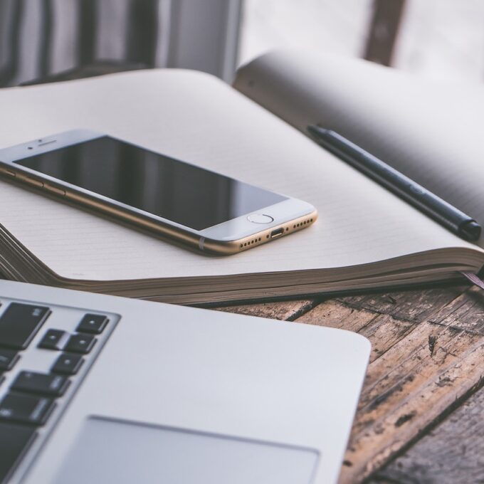 Notes, smartfon i laptop na biurku
